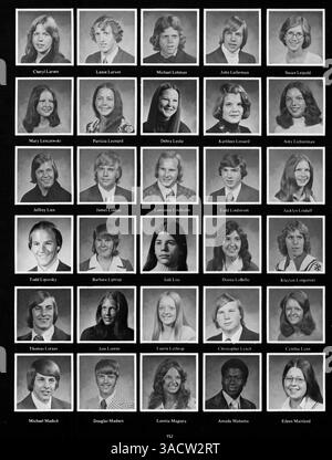 In diesem Jahrbuch „Revolution 75“ von der Jefferson High School werden die Veranstaltungen, Schüleraktivitäten, Sportmannschaften und Lehrkräfte aus dem Schuljahr 1974-1975 vorgestellt. Stockfoto