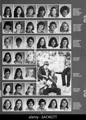 Das Jahrbuch „Revolution 75“ der Jefferson High School dokumentiert das Schuljahr von 1974 bis 1975, in dem Schüler, Dozenten, Leichtathletik und Schulveranstaltungen vorgestellt werden. Stockfoto