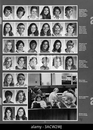 Das Jahrbuch „Revolution 75“ der Jefferson High School spiegelt das Leben der Schüler, die Lehrkräfte, den Sport und die außerschulischen Lehrpläne wider und erfasst die Ereignisse des Schuljahres 1974-1975. Stockfoto