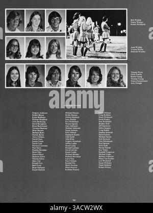 Das Jahrbuch „Revolution 75“ der Jefferson High School reflektiert das Schuljahr 1974-1975 und dokumentiert Schüler, Lehrer, sportliche Leistungen und wichtige Schulveranstaltungen. Stockfoto