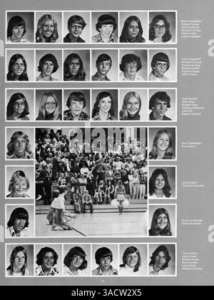 Das Jahrbuch „Revolution 75“ zeigt Schüler, Dozenten, Vereine, Sportmannschaften und wichtige Veranstaltungen aus dem Schuljahr 1974-1975 der Jefferson High. Stockfoto