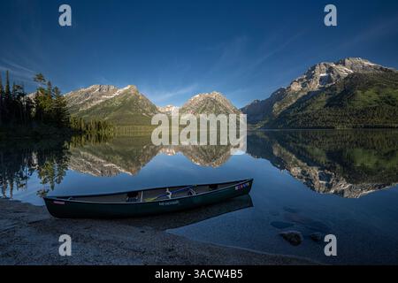 USA, Wyoming. Kanu und Berge vom Leigh Lake, Grand Teton National Park. Stockfoto