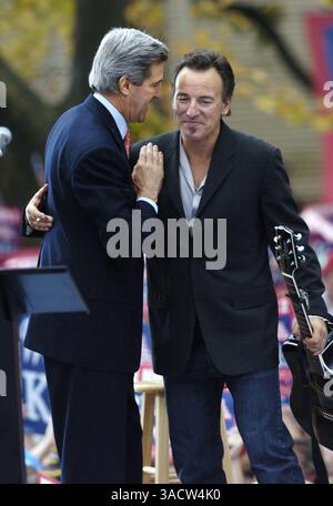 Oktober 2004; Madison, WI, USA; der demokratische Präsidentschaftskandidat Senator JOHN KERRY und der Rocker BRUCE SPRINGSTEEN während einer Kundgebung in Madison, Wisconsin, die 80 000 Menschen anzog. Obligatorischer Credit: Foto von Steve Apps/Wisconsin State Journal/ZUMA Press. (©) Copyright 2004 von Steve Apps/Wisconsin State Journal Stockfoto