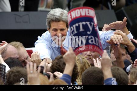 Oktober 2004; Madison, WI, USA; der demokratische Präsidentschaftskandidat, Senator JOHN KERRY, schüttelte während einer Kundgebung in Madison, Wisconsin, die 80 000 Menschen anzog. Obligatorischer Credit: Foto von Steve Apps/Wisconsin State Journal/ZUMA Press. (©) Copyright 2004 von Steve Apps/Wisconsin State Journal Stockfoto
