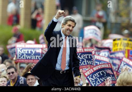 Oktober 2004; Madison, WI, USA; der demokratische Präsidentschaftskandidat Senator JOHN KERRY während einer Kundgebung in Madison, Wisconsin, die 80 000 Menschen anzog. Obligatorischer Credit: Foto von Steve Apps/Wisconsin State Journal/ZUMA Press. (©) Copyright 2004 von Steve Apps/Wisconsin State Journal Stockfoto