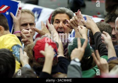 Oktober 2004; Madison, WI, USA; der demokratische Präsidentschaftskandidat, Senator JOHN KERRY, schüttelte während einer Kundgebung in Madison, Wisconsin, die 80 000 Menschen anzog. Obligatorischer Credit: Foto von Steve Apps/Wisconsin State Journal/ZUMA Press. (©) Copyright 2004 von Steve Apps/Wisconsin State Journal Stockfoto