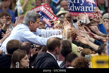 Oktober 2004; Madison, WI, USA; der demokratische Präsidentschaftskandidat, Senator JOHN KERRY, schüttelte während einer Kundgebung in Madison, Wisconsin, die 80 000 Menschen anzog. Obligatorischer Credit: Foto von Steve Apps/Wisconsin State Journal/ZUMA Press. (©) Copyright 2004 von Steve Apps/Wisconsin State Journal Stockfoto