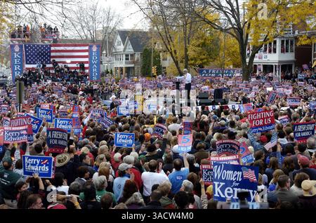 Oktober 2004; Madison, WI, USA; der demokratische Präsidentschaftskandidat Senator JOHN KERRY während einer Kundgebung in Madison, Wisconsin, die 80 000 Menschen anzog. Obligatorischer Credit: Foto von Steve Apps/Wisconsin State Journal/ZUMA Press. (©) Copyright 2004 von Steve Apps/Wisconsin State Journal Stockfoto