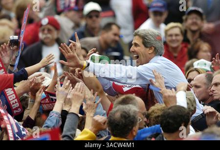 Oktober 2004; Madison, WI, USA; der demokratische Präsidentschaftskandidat, Senator JOHN KERRY, schüttelte während einer Kundgebung in Madison, Wisconsin, die 80 000 Menschen anzog. Obligatorischer Credit: Foto von Steve Apps/Wisconsin State Journal/ZUMA Press. (©) Copyright 2004 von Steve Apps/Wisconsin State Journal Stockfoto