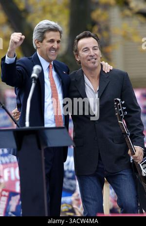 Oktober 2004; Madison, WI, USA; der demokratische Präsidentschaftskandidat Senator JOHN KERRY und der Rocker BRUCE SPRINGSTEEN während einer Kundgebung in Madison, Wisconsin, die 80 000 Menschen anzog. Obligatorischer Credit: Foto von Steve Apps/Wisconsin State Journal/ZUMA Press. (©) Copyright 2004 von Steve Apps/Wisconsin State Journal Stockfoto