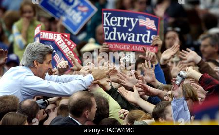 Oktober 2004; Madison, WI, USA; der demokratische Präsidentschaftskandidat, Senator JOHN KERRY, schüttelte während einer Kundgebung in Madison, Wisconsin, die 80 000 Menschen anzog. Obligatorischer Credit: Foto von Steve Apps/Wisconsin State Journal/ZUMA Press. (©) Copyright 2004 von Steve Apps/Wisconsin State Journal Stockfoto