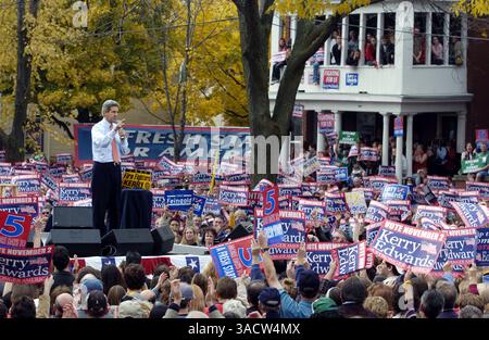 Oktober 2004; Madison, WI, USA; der demokratische Präsidentschaftskandidat Senator JOHN KERRY während einer Kundgebung in Madison, Wisconsin, die 80 000 Menschen anzog. Obligatorischer Credit: Foto von Steve Apps/Wisconsin State Journal/ZUMA Press. (©) Copyright 2004 von Steve Apps/Wisconsin State Journal Stockfoto