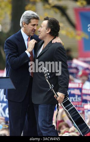 Oktober 2004; Madison, WI, USA; der demokratische Präsidentschaftskandidat Senator JOHN KERRY und der Rocker BRUCE SPRINGSTEEN während einer Kundgebung in Madison, Wisconsin, die 80 000 Menschen anzog. Obligatorischer Credit: Foto von Steve Apps/Wisconsin State Journal/ZUMA Press. (©) Copyright 2004 von Steve Apps/Wisconsin State Journal Stockfoto