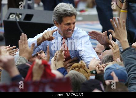Oktober 2004; Madison, WI, USA; der demokratische Präsidentschaftskandidat, Senator JOHN KERRY, schüttelte während einer Kundgebung in Madison, Wisconsin, die 80 000 Menschen anzog. Obligatorischer Credit: Foto von Steve Apps/Wisconsin State Journal/ZUMA Press. (©) Copyright 2004 von Steve Apps/Wisconsin State Journal Stockfoto