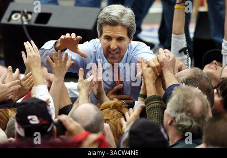 Oktober 2004; Madison, WI, USA; der demokratische Präsidentschaftskandidat, Senator JOHN KERRY, schüttelte während einer Kundgebung in Madison, Wisconsin, die 80 000 Menschen anzog. Obligatorischer Credit: Foto von Steve Apps/Wisconsin State Journal/ZUMA Press. (©) Copyright 2004 von Steve Apps/Wisconsin State Journal Stockfoto