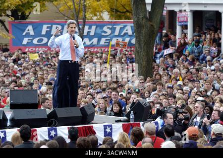 Oktober 2004; Madison, WI, USA; der demokratische Präsidentschaftskandidat Senator JOHN KERRY während einer Kundgebung in Madison, Wisconsin, die 80 000 Menschen anzog. Obligatorischer Credit: Foto von Steve Apps/Wisconsin State Journal/ZUMA Press. (©) Copyright 2004 von Steve Apps/Wisconsin State Journal Stockfoto