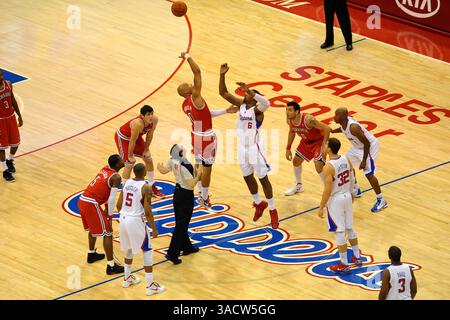 7. Januar 2012 Los Angeles, KALIFORNIEN Los Angeles Clippers Center DeAndre Jordan #6 und Milwaukee Bucks Power Forward Drew Gooden #0 holen den Eröffnungstipp aus dem NBA-Spiel zwischen den Los Angeles Clippers und den Milwaukee Bucks im Staples Center in Los Angeles, CA. David Hood/CSM(Credit Image: © David Hood/Cal Sport Media/ZUMAPRESS.com) Stockfoto