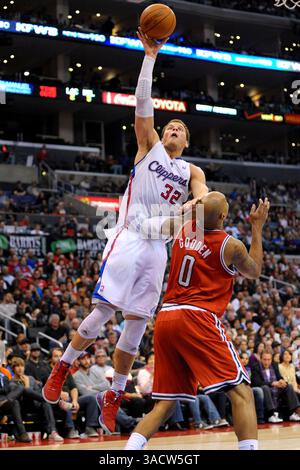 7. Januar 2012 Los Angeles, CA. Los Angeles Clippers Power Stürmer Blake Griffin #32 geht gegen Milwaukee Bucks Power Stürmer Drew Gooden #0 in der zweiten Hälfte des NBA-Spiels zwischen den Los Angeles Clippers und den Milwaukee Bucks im Staples Center in Los Angeles, CA. Die Los Angeles Clippers gewannen 92:86. David Hood/CSM(Bild: © David Hood/Cal Sport Media/ZUMAPRESS.com) Stockfoto