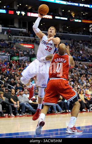 7. Januar 2012 Los Angeles, CA. Los Angeles Clippers Power Stürmer Blake Griffin #32 geht gegen Milwaukee Bucks Power Stürmer Drew Gooden #0 in der zweiten Hälfte des NBA-Spiels zwischen den Los Angeles Clippers und den Milwaukee Bucks im Staples Center in Los Angeles, CA. Die Los Angeles Clippers gewannen 92:86. David Hood/CSM(Bild: © David Hood/Cal Sport Media/ZUMAPRESS.com) Stockfoto