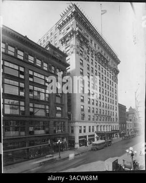 Blick auf das Radisson Hotel in Downtown Minneapolis von der 7th Street aus, das seinen architektonischen Stil und seinen Platz in der städtischen Landschaft der Stadt zeigt. Stockfoto