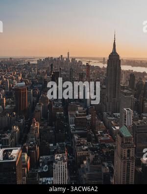 Sunset, New York City, Stadtübersicht über SUMMIT One Vanderbilt, Empire State Building, One World, Manhattan, USA Stockfoto