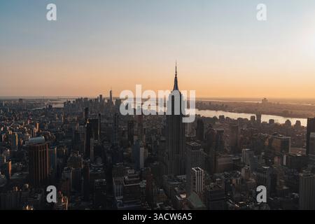 Sunset, New York City, Stadtübersicht über SUMMIT One Vanderbilt, Empire State Building, One World, Manhattan, USA Stockfoto