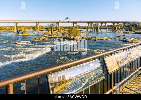 Blick von der T. Tyler Potterfield Memorial Bridge (Brown's Island Dam Walk) im James River Park über den James River zur Mayo Bridge in Richmond, Virginia, USA Stockfoto