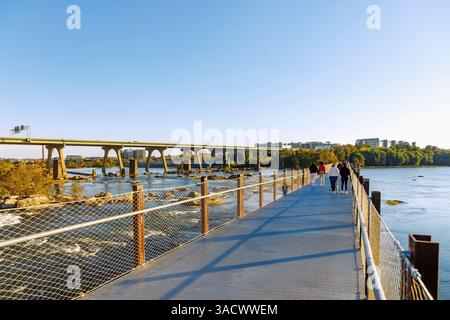Blick von der T. Tyler Potterfield Memorial Bridge (Brown's Island Dam Walk) im James River Park über James River, Belle Isle und Mayo Bridge in Richmond, Virginia, USA Stockfoto