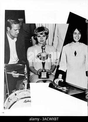 Im Jahrbuch „Antler“ der Minnehaha Academy 1968 werden die Schülerschaft, die Lehrkräfte, die Leichtathletik, die Vereine und die Schulveranstaltungen aus dem akademischen Jahr 1967-1968 vorgestellt. Stockfoto