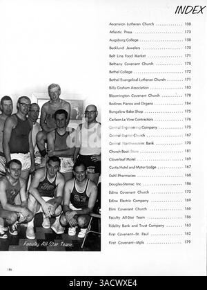 Das Jahrbuch „Antler“ der Minnehaha Academy 1968 erfasst das Schuljahr 1967-1968 anhand von Bildern und Aufzeichnungen von Schülern, Lehrern, Leichtathletik, Vereinen und Schulveranstaltungen. Stockfoto