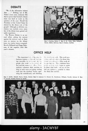 Dieses Centralian Yearbook 1954 erfasst wichtige Ereignisse, Schülerleistungen und Beiträge der Central High School während des Schuljahres 1953-1954. Es beleuchtet Sportmannschaften, Vereine und den Einfluss afroamerikanischer Schüler auf die Schulgemeinschaft. Stockfoto