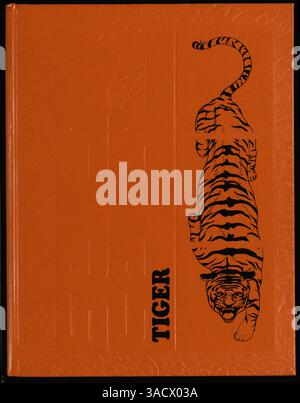 Das Tiger Yearbook 1977 von der South High School beleuchtet Schüler, Dozenten, Vereine und sportliche Veranstaltungen aus dem Schuljahr 1976-1977 mit einem Schwerpunkt auf afroamerikanischer Geschichte und Beiträgen. Stockfoto