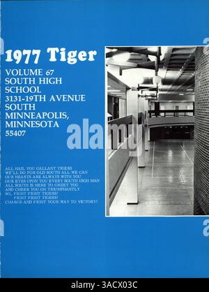 Das Tiger Yearbook 1977 von der South High School bietet einen umfassenden Einblick in die Schüler, Lehrer, Sportteams und Clubs des akademischen Jahres 1976-1977, wobei die Beteiligung afroamerikanischer Studenten an verschiedenen Aktivitäten berücksichtigt wird. Stockfoto
