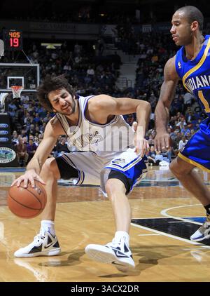 1. Februar 2012 – Minneapolis, MN, USA – die Minnesota Timberwolves Ricky Rubio wurde am Mittwoch, 1. Februar 2012, im vierten Quartal im Target Center in Minneapolis, Minnesota, von Dahntay Jones, rechts von den Indiana Pacers bekämpft. Indiana erreichte Minnesota, 109–99, wobei jedes Team in Retro-Uniformen stand. (Bild: © Carlos Gonzalez/Minneapolis Star Tribune/MCT/ZUMAPRESS.com) Stockfoto