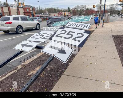 Ein heftiger Sturm über Nacht stürzte Bäume und beschädigte Autos in Media, PA Delaware County, USA. Tausende ohne Macht und geschlossene Schulbezirke. Stockfoto