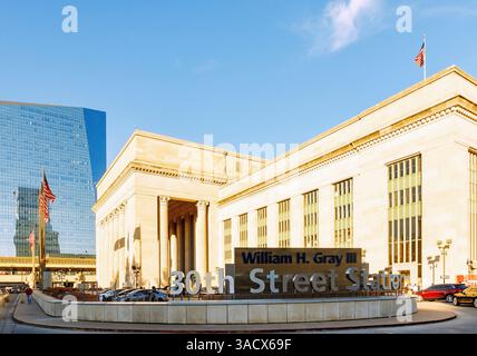 Drexel Square mit 30th Street Station und Blick auf das CIRA Center Building im University City District in Philadelphia, Pennsylvania, USA Stockfoto