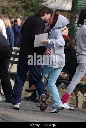 März 30, 2005; New York, NY, USA; LINDSAY LOHAN küsst Schauspieler CHRIS PINE am Set von Lady Luck in Central Park. (Bild: Dan Herrick/ZUMAPRESS.com) Stockfoto