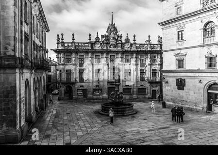 Der Praterias-Platz mit dem Brunnen der Pferde, neben der berühmten Kathedrale Santiago de Compostela in Galicien, Spanien Stockfoto