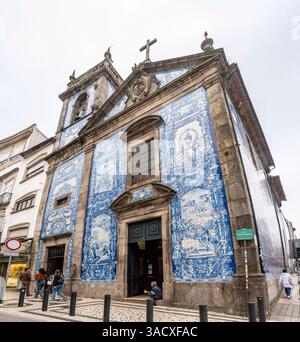 Malerische historische Azulejo-Fliesen an der Außenseite der Kapelle Almas de Santa Catarina in Porto, Portugal Stockfoto