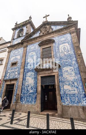 Malerische historische Azulejo-Fliesen an der Außenseite der Kapelle Almas de Santa Catarina in Porto, Portugal Stockfoto
