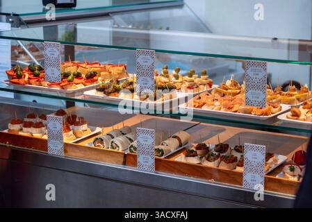 Köstliche Tapas in der Bolhao Markthalle in Porto, Portugal Stockfoto