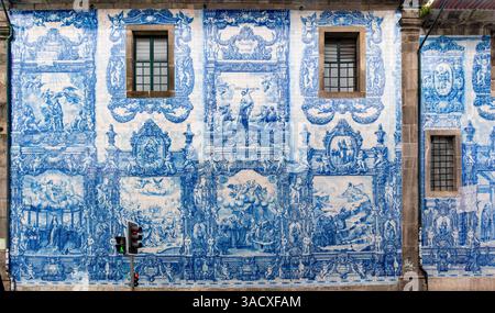 Malerische historische Azulejo-Fliesen an der Außenseite der Kapelle Almas de Santa Catarina in Porto, Portugal Stockfoto