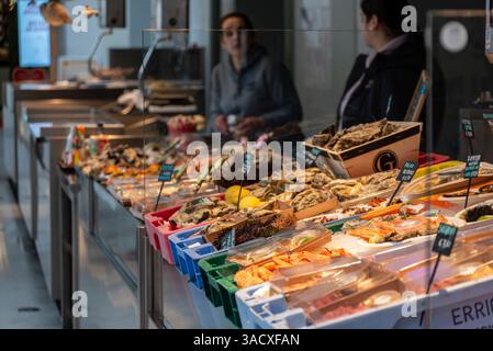Köstliche Meeresfrüchte in der Bolhao Markthalle in Porto, Portugal Stockfoto