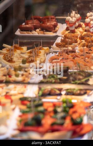 Köstliche Tapas in der Bolhao Markthalle in Porto, Portugal Stockfoto