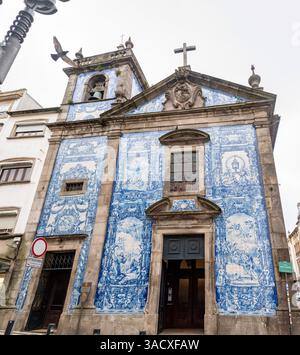 Malerische historische Azulejo-Fliesen an der Außenseite der Kapelle Almas de Santa Catarina in Porto, Portugal Stockfoto