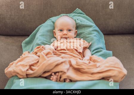 Das Neugeborene ruht bequem in einem gemütlichen Nest. Sicheres und ruhiges Schlafkonzept für Säuglinge Stockfoto