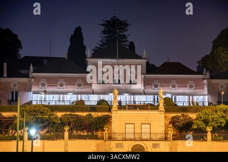 Nationalpalast von Belem bei Nacht, offizielle Residenz des portugiesischen Präsidenten Stockfoto