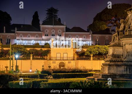 Nationalpalast von Belem bei Nacht, offizielle Residenz des portugiesischen Präsidenten Stockfoto