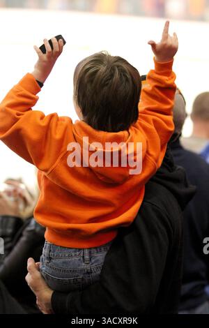 2. Februar 2012: Philadelphia, Pennsylvania, Vereinigte Staaten von Amerika: Ein Fan hält mit einer Hand einen Puck hoch und verwendet seine andere Hand, um während der dritten Spielperiode zwischen den Nashville Predators und den Philadelphia Flyers im Wells Fargo Center Teufelshörner herzustellen. Die Philadelphia Flyers besiegten die besuchenden Nashville Predators mit 4:1. (Bild: © Bob Fina/Southcreek/ZUMAPRESS.com) Stockfoto