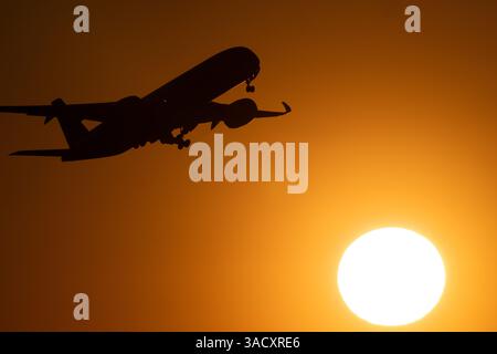 04. April 2025, Hessen, Frankfurt/Main: Ein Passagierflugzeug startet im letzten Abendlicht am Frankfurter Flughafen. Foto: Boris Roessler/dpa Stockfoto
